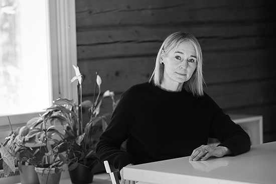 Mustavalkoinen puolipotretti Susanna Myllynevasta.