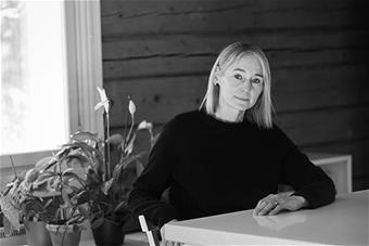 Mustavalkoinen puolipotretti Susanna Myllynevasta.