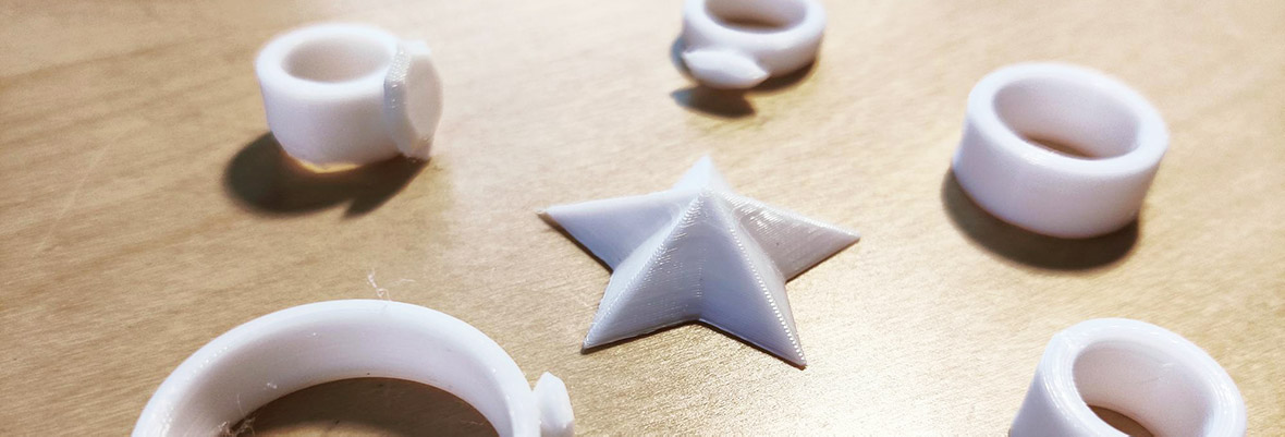 Kuva 3D-tulostetuista sormuksista ja tähdestä.