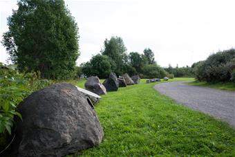 Kivinäyttely_Arktikum puutarha_lapin yliopiston Arktinen keskus.jpg