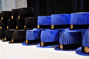 Rivissä tohtorihattuja.