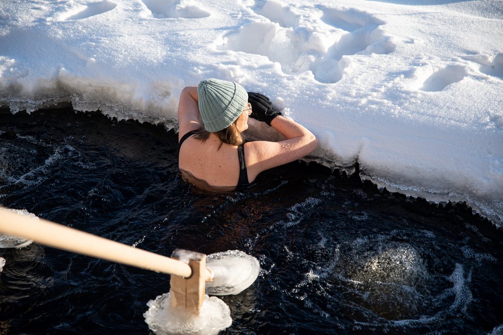 "Pipopäinen nainen avannossa."