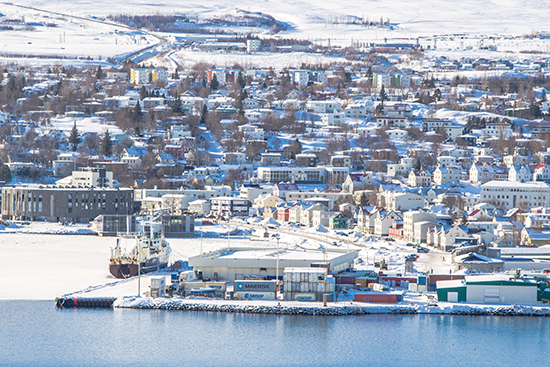 Talvinen Akureyrin kaupunki ilmasta kuvattuna.