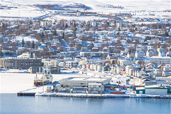 Talvinen Akureyrin kaupunki ilmasta kuvattuna.