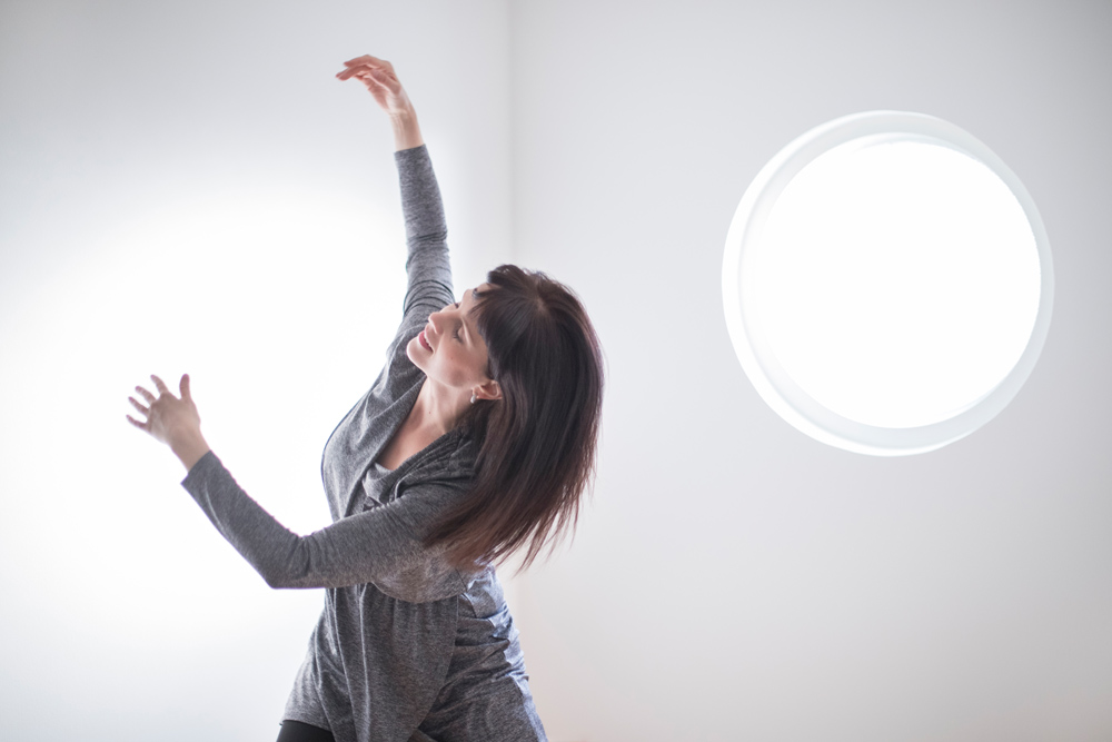 Kädet nostettuna kohti taivasta