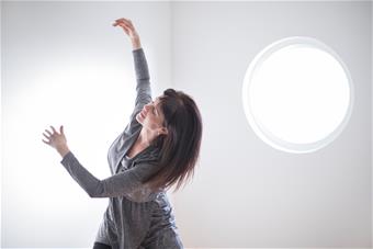 Kädet nostettuna kohti taivasta