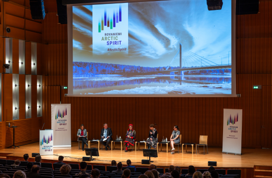 Puhujia lavalla Rovaniemi Arctic Spirit -konferenssissa vuonna 2023 Korundissa.