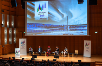 Puhujia lavalla Rovaniemi Arctic Spirit -konferenssissa vuonna 2023 Korundissa.