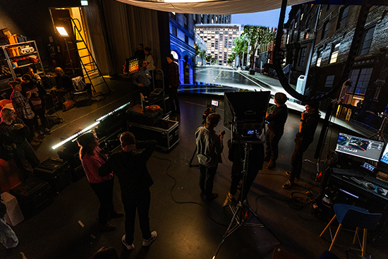 Ihmisiä virtuaalituotantostudiossa Lapin yliopistolla. Kuva: Ville Rinne.