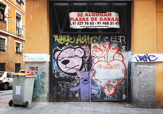 Madridin kaduilla on runsaasti graffiteja. Graffiti on media, jonka avulla viestitään ilman sensuuria ja haastetaan niin katutilan kuin valtionkin auktoriteetteja. Valokuva: Jonna Tolonen.