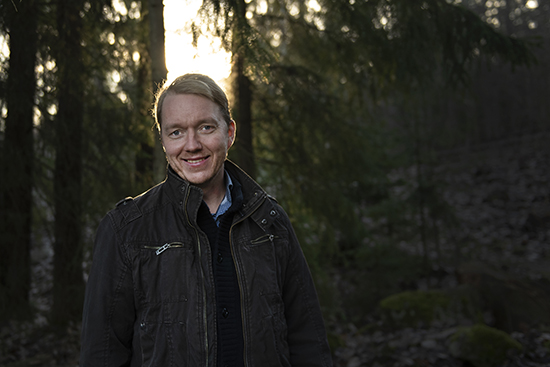 Kuvassa Altti Näsi seisoo metsässä.