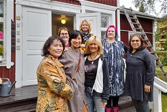 Ryhmäkuva tapahtuman taustalla vaikuttavista naisyrittäjistä.