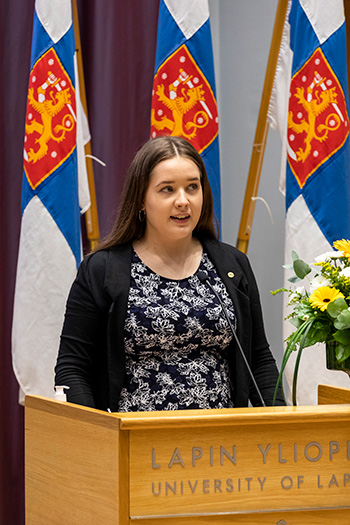 Lapin yliopiston ylioppilaskunnan hallituksen puheenjohtaja Elina Kuula pitämässä puhetta Lapin yliopiston lukuvuoden avajaisissa.