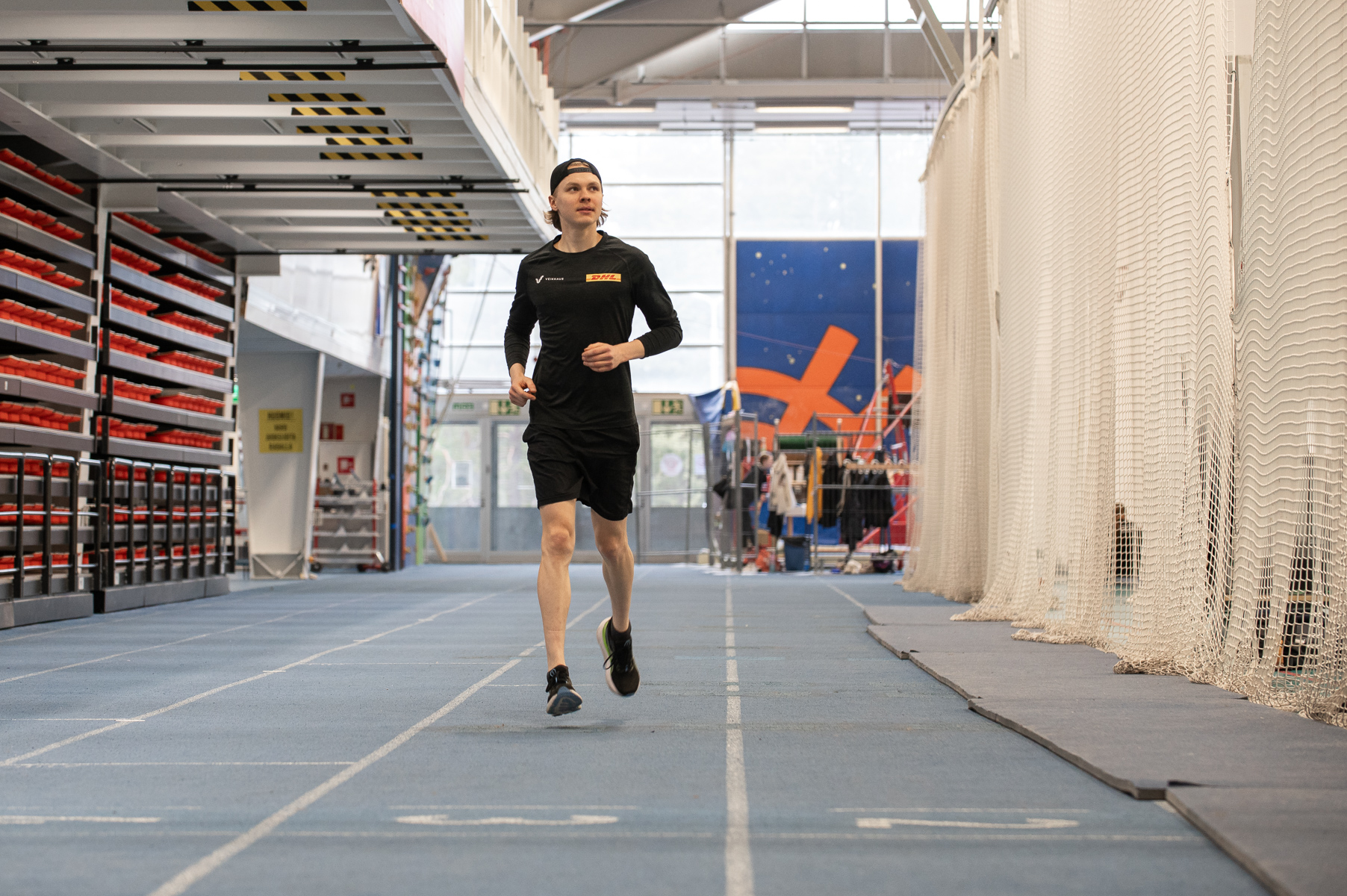 "Mies juoksee urheiluradalla."