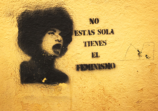 Espanjalaiset naiset ovat aktiivisia graffitien tekijöitä. Graffitin 'ET OLE YKSIN SINULLA ON FEMINISMI' tavoitteena on vaikuttaa katutilan poliittiseen ja yhteiskunnalliseen ilmapiiriin. Valokuva: Jonna Tolonen.