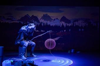 Näyttämöllä Juuso Nykänen, Julius ja VT screenillä näkyvä Isa, tekoälykaveri. Kuva Petri Teppo.