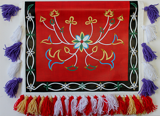 Ukjese van Kampenin maalaus, akryyli ja villa, 2018. Maalauksessa keskellä olevasta tyylitellystä kukasta haaroittuu kuusi kukkavartta, joiden kärjissä kukkia. Maalauksen reunoilla kukkaornamentti ja villalangasta tehtyjä erivärisiä tupsuja. Maalauksen aihe on Yukon-joen yläjuoksun kukkaistyylillä tehdystä helmikirjontatyöstä.