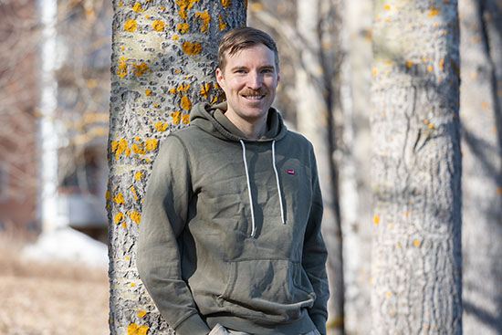 Puolipotretti Janne Väätäjästä ulkona.