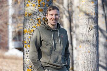 Puolipotretti Janne Väätäjästä ulkona.