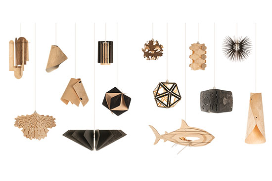 Kuvassa 14  uniikkia valaisinta riippumassa. 