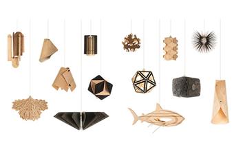 Kuvassa 14  uniikkia valaisinta riippumassa. 