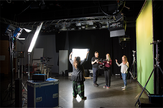 Opiskelijoita videostudiossa kuvauksissa. Kuva: Reetta Breilin.