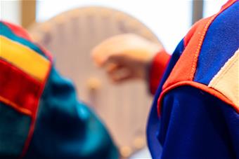 Monisote_saame_kuvituskuva_Ville Fofonoff_web.jpg