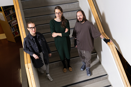 Marjo Lindroth, Heidi Sinevaara-Niskanen ja Julian Reid Lapin yliopiston kirjaston portaikossa. 