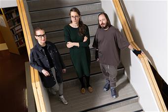 Marjo Lindroth, Heidi Sinevaara-Niskanen ja Julian Reid Lapin yliopiston kirjaston portaikossa. 