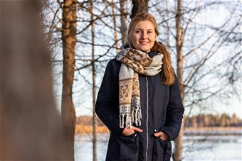 Karolina Sikora Ounasjoen rannalla aurinkoisena syyspäivänä.