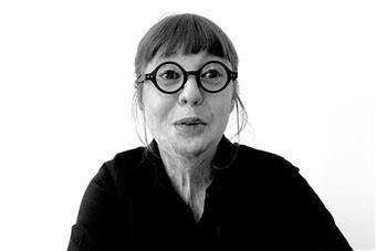 Carmen Pellegrinelli mustavalkoisessa puolipotretissa. 