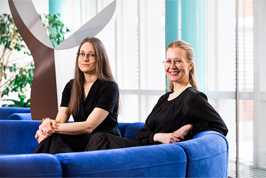 Teoksen kirjoittajat Heidi Sinevaara-Niskanen ja Marjo Lindroth.