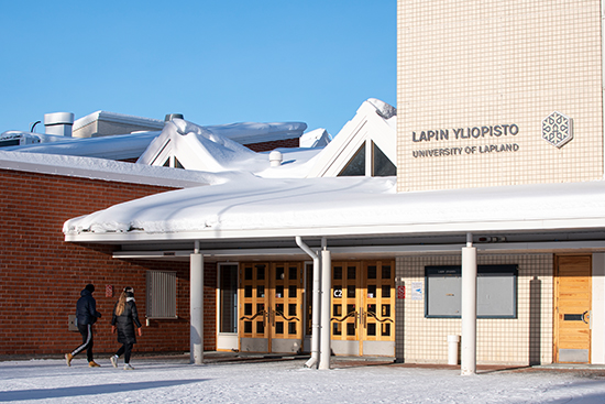 Lapin yliopiston pääsisäänkäynti talvella. Kuva: Elli Alasaari.