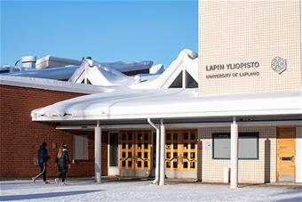 Lapin yliopiston pääsisäänkäynti talvella. Kuva: Elli Alasaari.