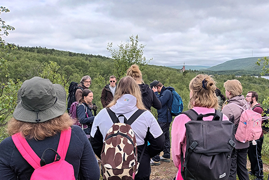 Ryhmä kesälukiolaisia Utsjoen tunturimaisemassa Arktisella aikavaelluksella.