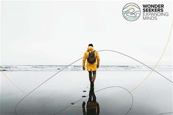 WONDER SEEKERS kuvituskuva, jossa logo ja reppu selässä kävelevä mies