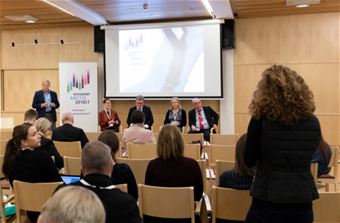Puhujia ja yleisöä paneelikeskustelussa vuoden 2019 Rovaniemi Arctic Spirit -konferenssissa.