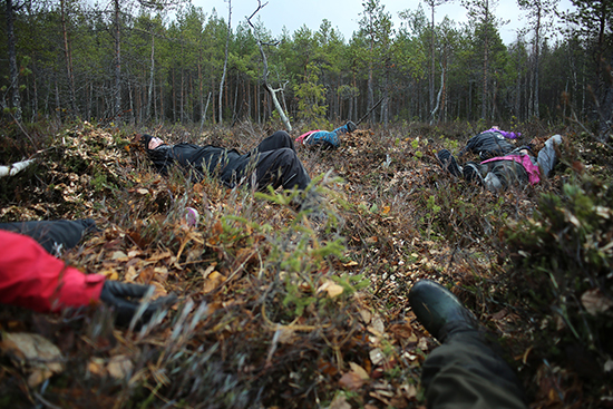 Ihmisiä makuullaan suolla. Kuva: Antti Stöckell.