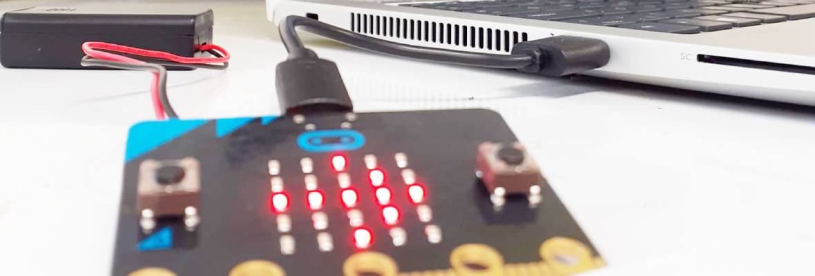 BBC micro:bit kytkettynä tietokoneeseen. 