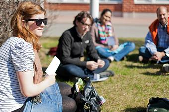 Kesäkoulun opiskelijoita pihalla.