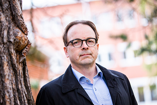 Rehtori Antti Syväjärvi kuvattuna Lapin yliopiston edustalla. Kuva: Anna Muotka.