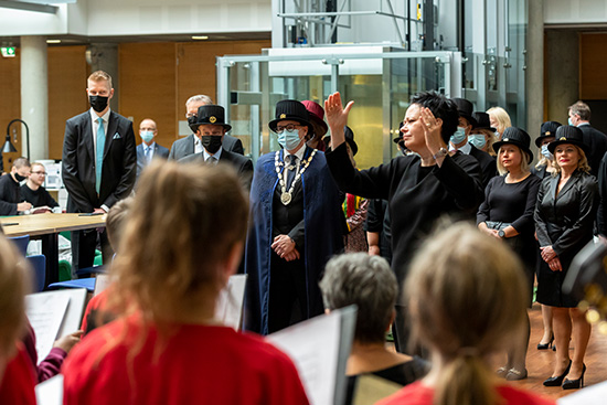 Lapin yliopiston avajaisten yleisöä seuraamassa Lapin yliopiston harjoittelukoulun kuoron esiintymistä.