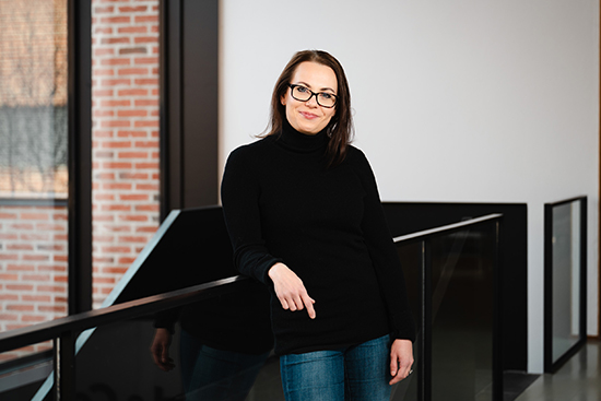 Sirja-Leena Penttinen nojaa porraskaiteeseen.