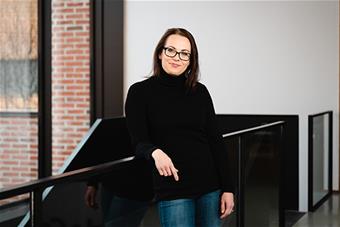 Sirja-Leena Penttinen nojaa porraskaiteeseen.