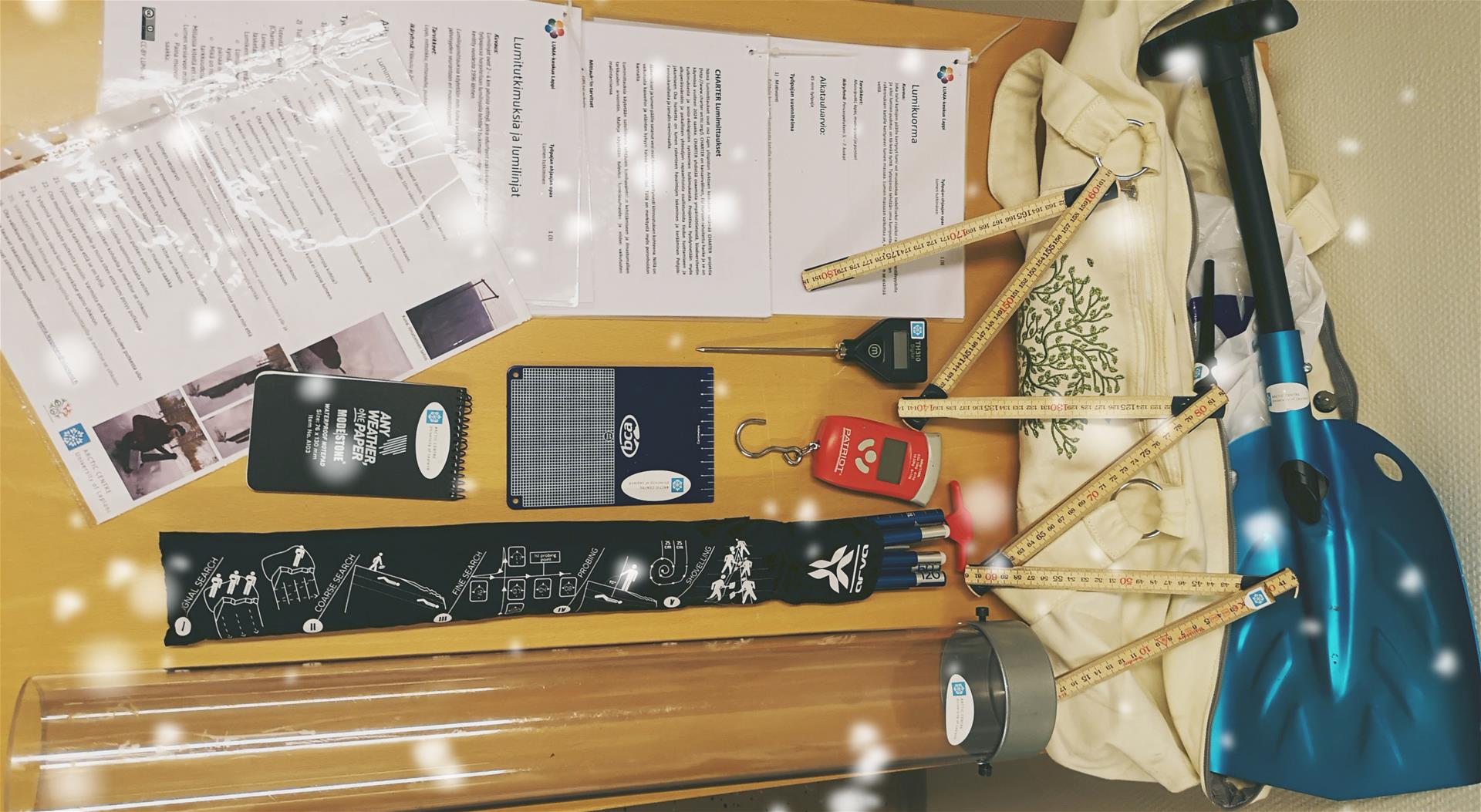 Kuva lumitutkimusvälineistä. 