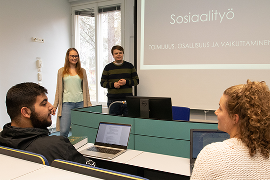 Kuvassa opiskelijoita luokkahuoneessa opiskelutilanteessa. 