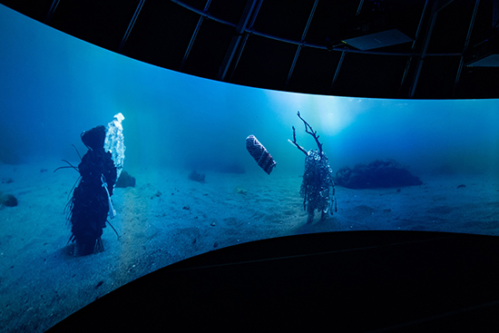 Otos Marja Helanderin ohjaamasta Áfruvvá / Mermaid -elokuvasta kaareutuvalla panoraamavalkokankaalla. Otoksessa kaksi olentoa kohtaa meren pohjassa. Kuva: Knut Åserud.