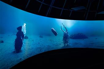 Otos Marja Helanderin ohjaamasta Áfruvvá / Mermaid -elokuvasta kaareutuvalla panoraamavalkokankaalla. Otoksessa kaksi olentoa kohtaa meren pohjassa. Kuva: Knut Åserud.