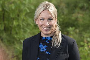 Kasvokuva hymyilevästä Anu Pruikkosesta. 