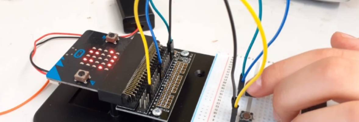 BBC micro:bit kytkettynä virtapiiriin. 